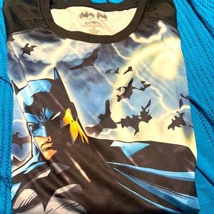 Batman slick shirt Sz XL with scenes in ft and bk. Excellent. Great buy DC Comic